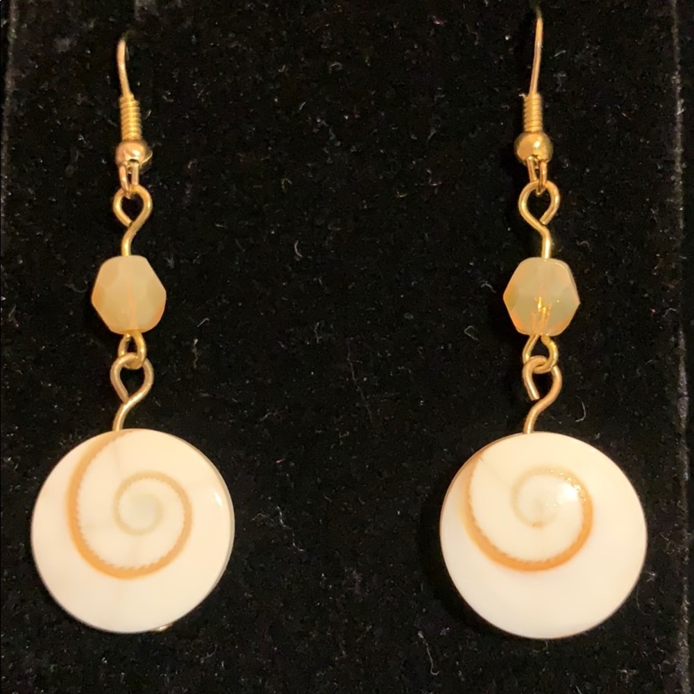 Cream shell gold dangle drop earrings, lightweight